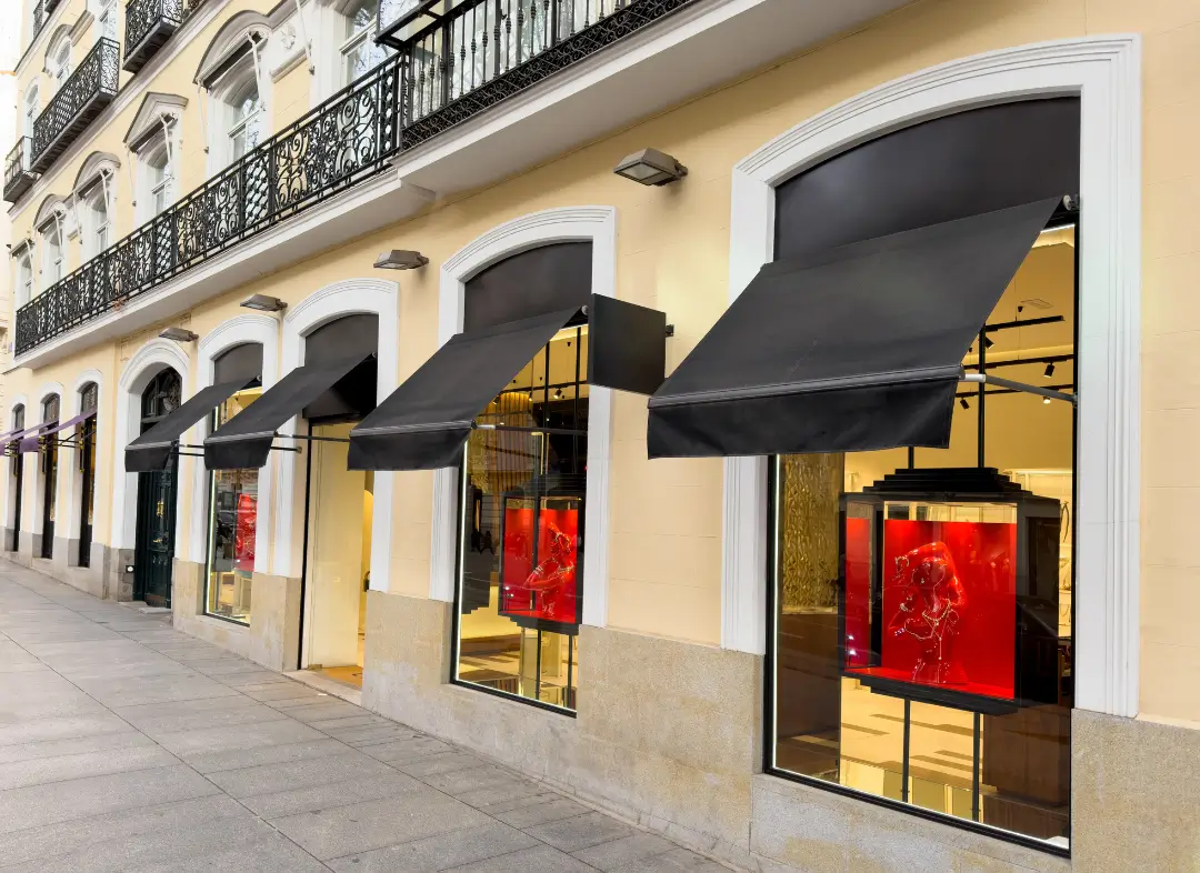 Façade vitrine de magasin en aluminium sur mesure à Aix-en-Provence